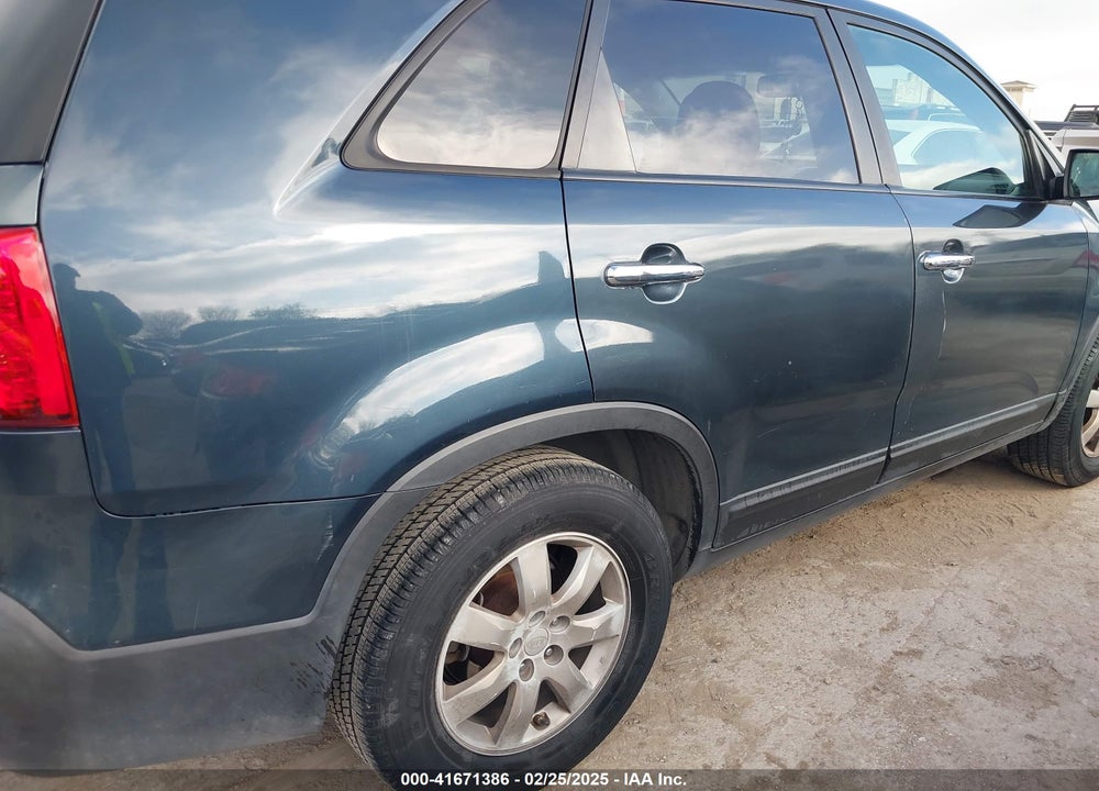 2011 KIA SORENTO VIN: 5XYKT3A16BG065196