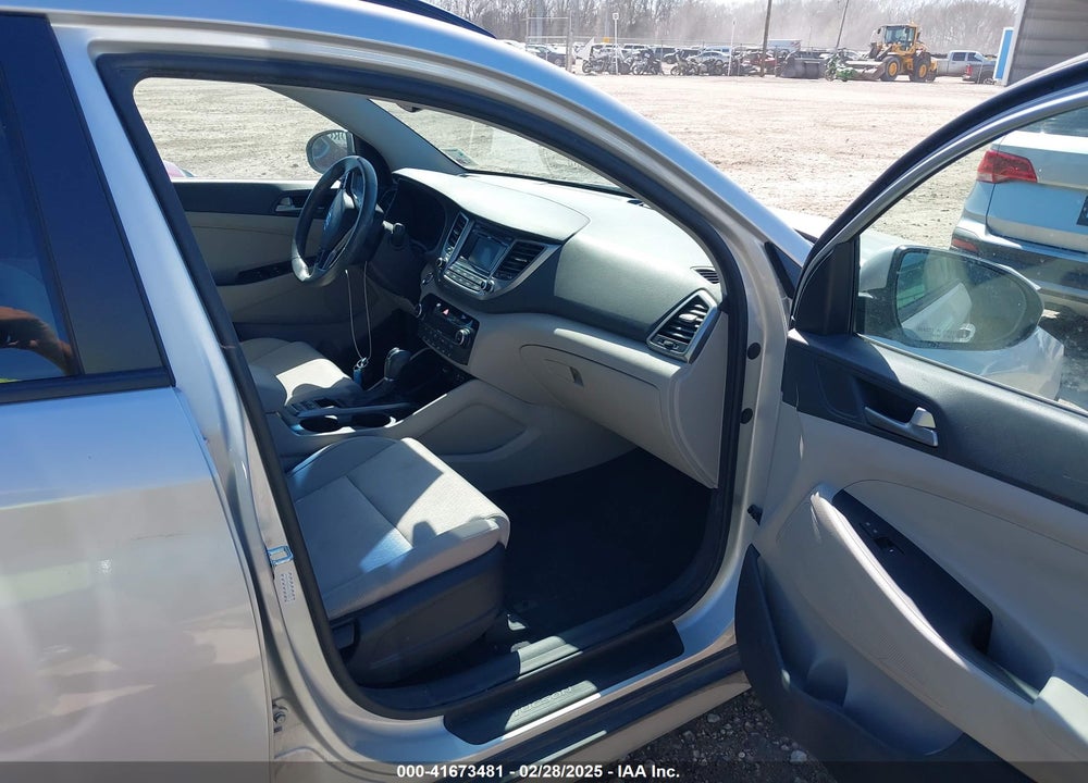2017 HYUNDAI TUCSON VIN: KM8J33A26HU577502