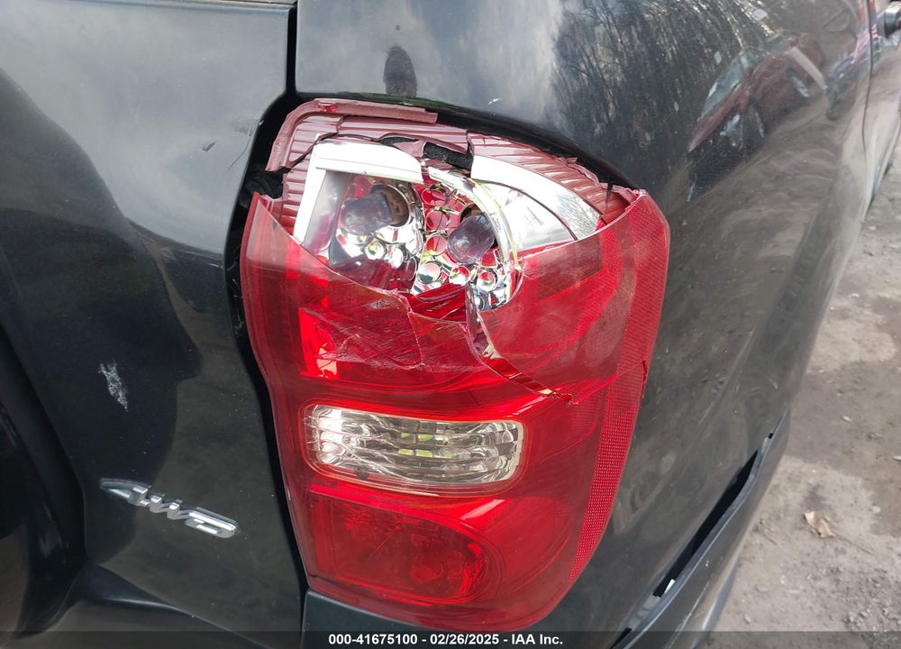 2005 TOYOTA RAV4 VIN: JTEHD20V856033729