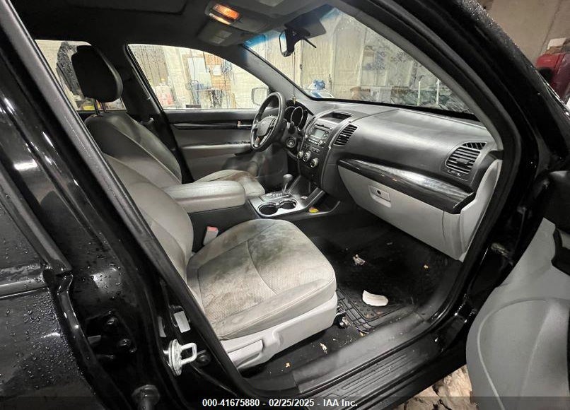 2011 KIA SORENTO LX VIN: 5XYKT3A13BG146351