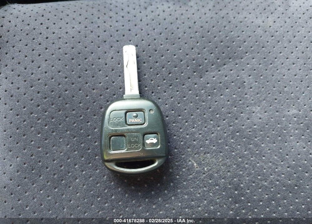 2001 LEXUS IS 300 BASE (A5) VIN: JTHBD182210009565