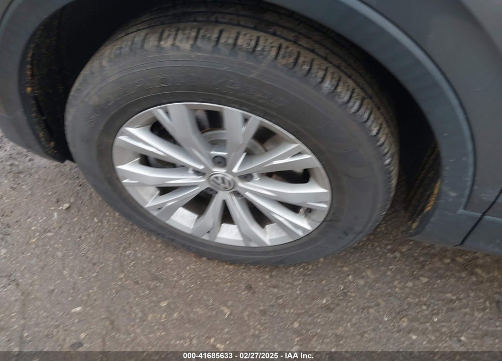 2018 VOLKSWAGEN TIGUAN VIN: 3VV0B7AX7JM074336
