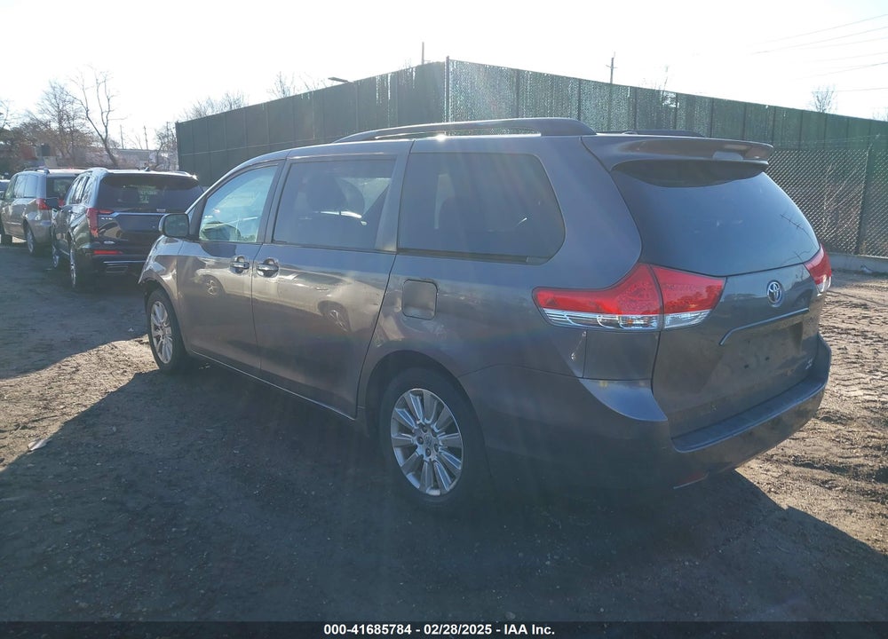 2011 TOYOTA SIENNA VIN: 5TDJK3DC5BS024881