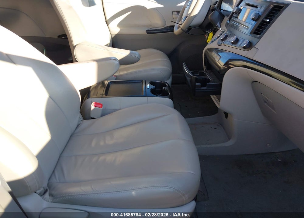 2011 TOYOTA SIENNA VIN: 5TDJK3DC5BS024881