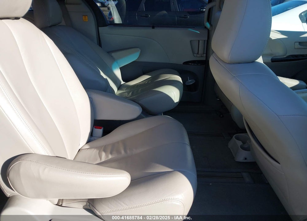 2011 TOYOTA SIENNA VIN: 5TDJK3DC5BS024881