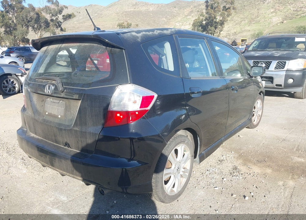2011 HONDA FIT VIN: JHMGE8H51BS010623