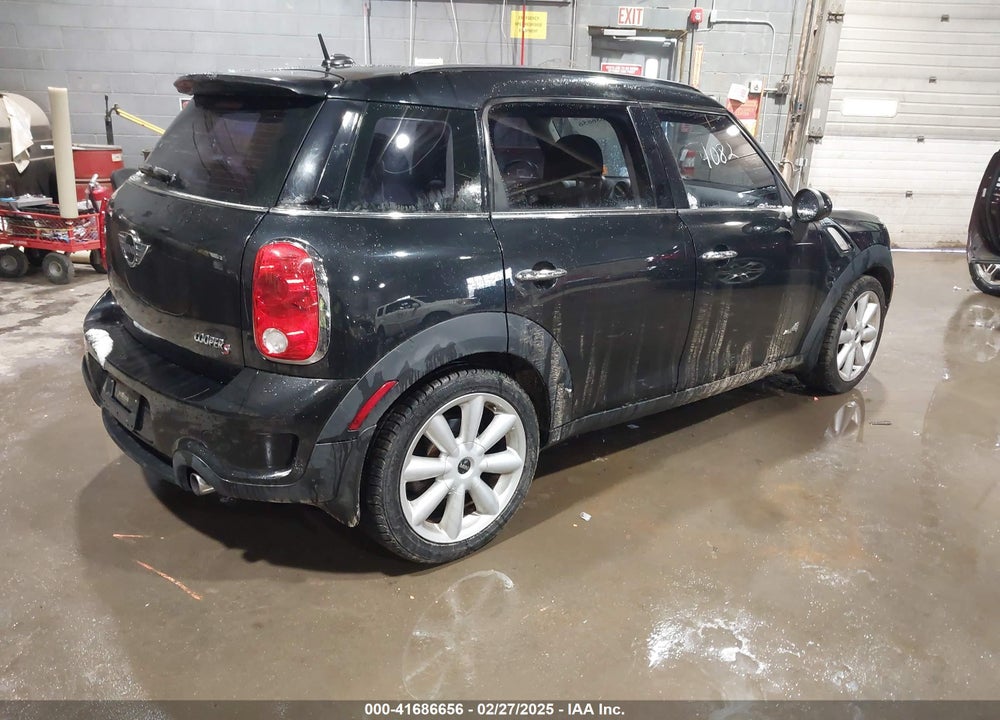 2011 MINI COOPER VIN: WMWZC5C56BWM10043