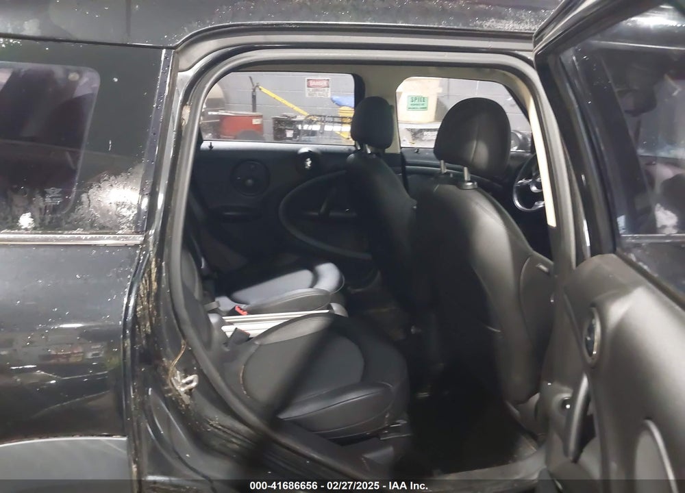 2011 MINI COOPER VIN: WMWZC5C56BWM10043