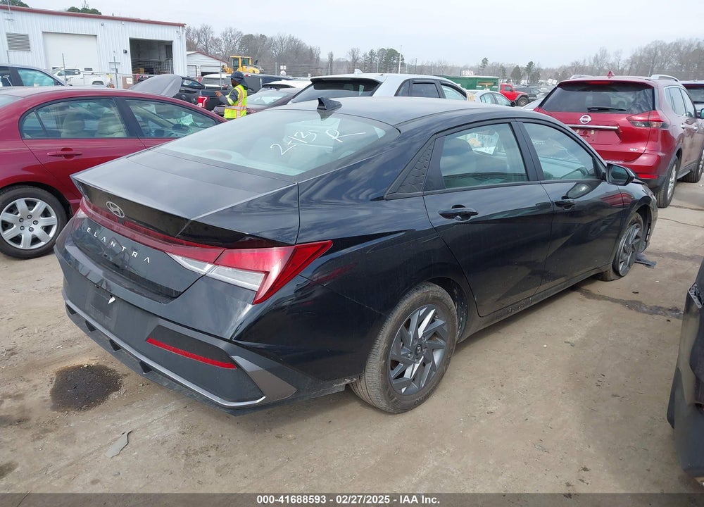 2024 HYUNDAI ELANTRA VIN: KMHLM4DG8RU651670