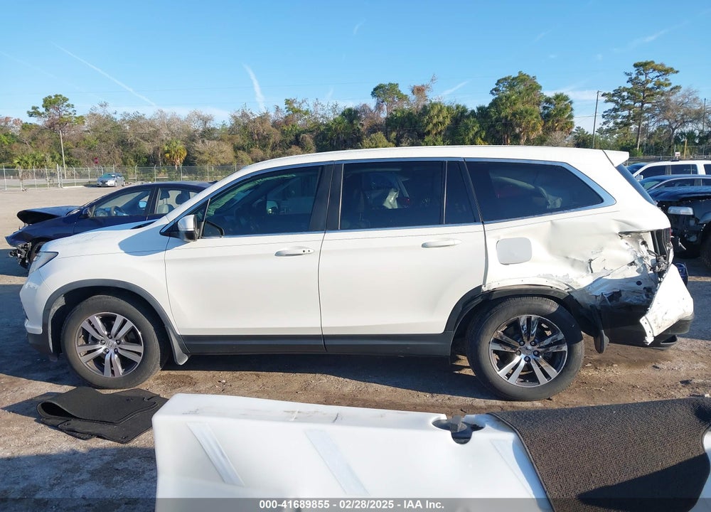 2017 HONDA PILOT VIN: 5FNYF5H5XHB024656