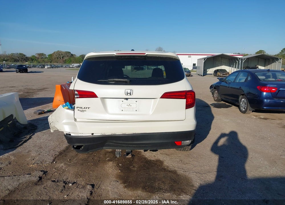 2017 HONDA PILOT VIN: 5FNYF5H5XHB024656