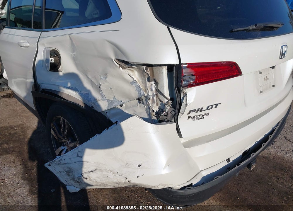 2017 HONDA PILOT VIN: 5FNYF5H5XHB024656