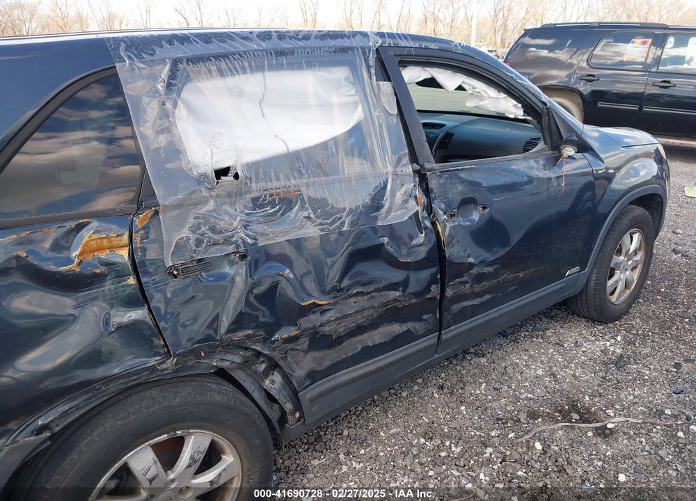 2011 KIA SORENTO VIN: 5XYKTCA15BG081910