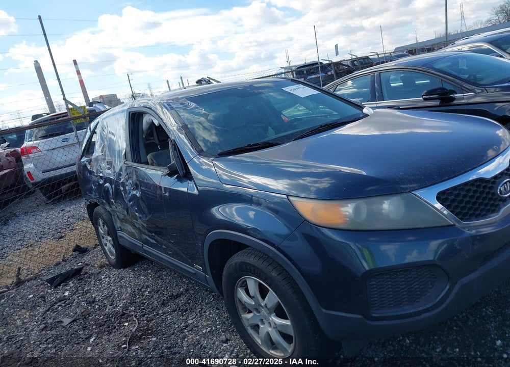 2011 KIA SORENTO VIN: 5XYKTCA15BG081910