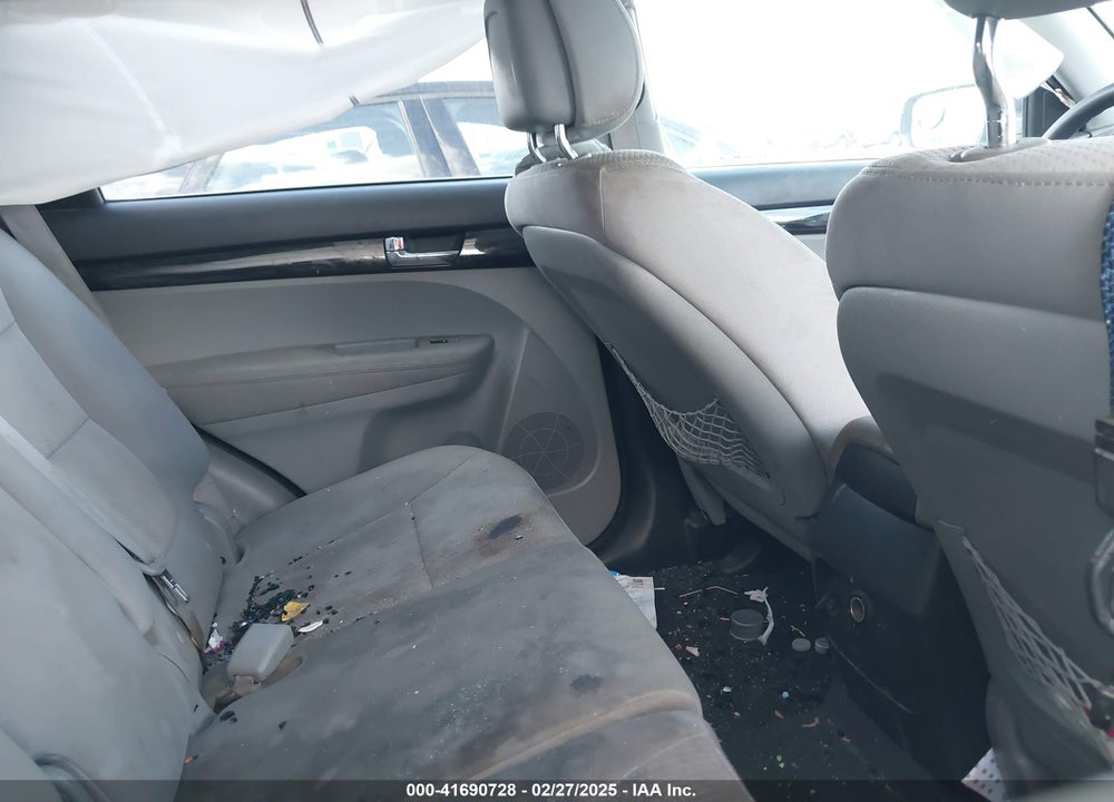 2011 KIA SORENTO VIN: 5XYKTCA15BG081910