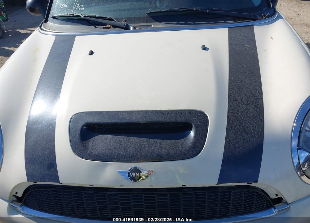 2009 MINI COOPER S VIN: WMWMF73519TT99560