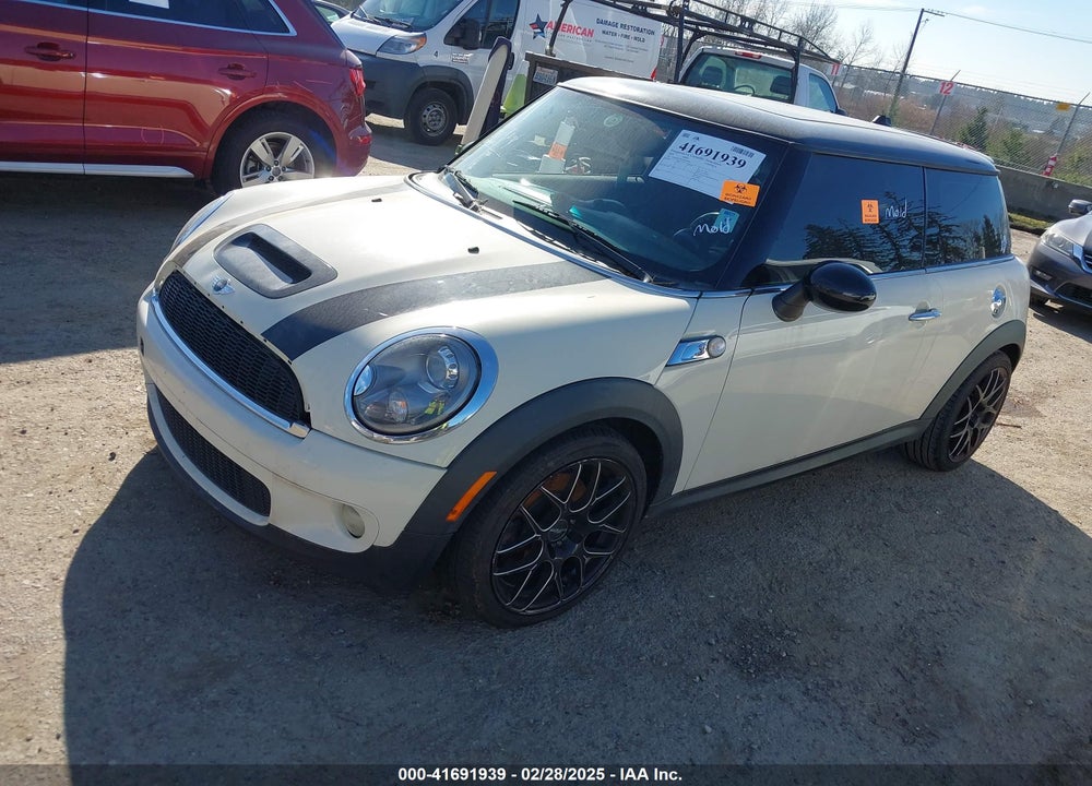 2009 MINI COOPER S VIN: WMWMF73519TT99560