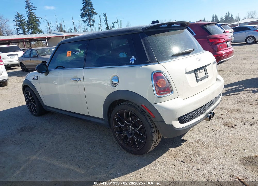 2009 MINI COOPER S VIN: WMWMF73519TT99560