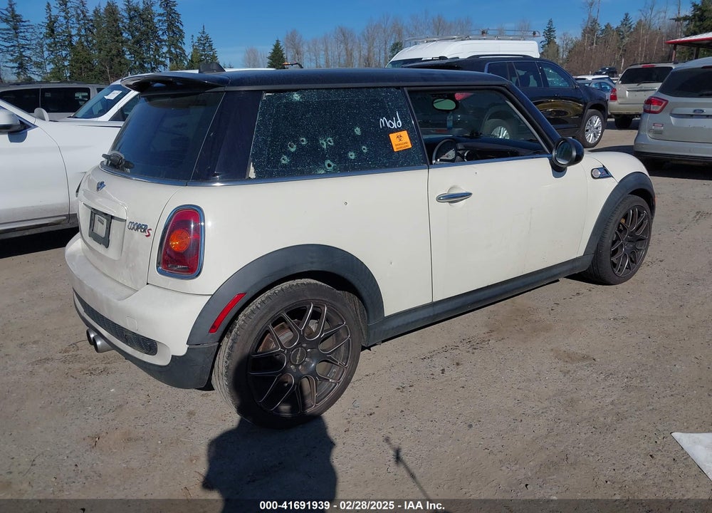 2009 MINI COOPER S VIN: WMWMF73519TT99560