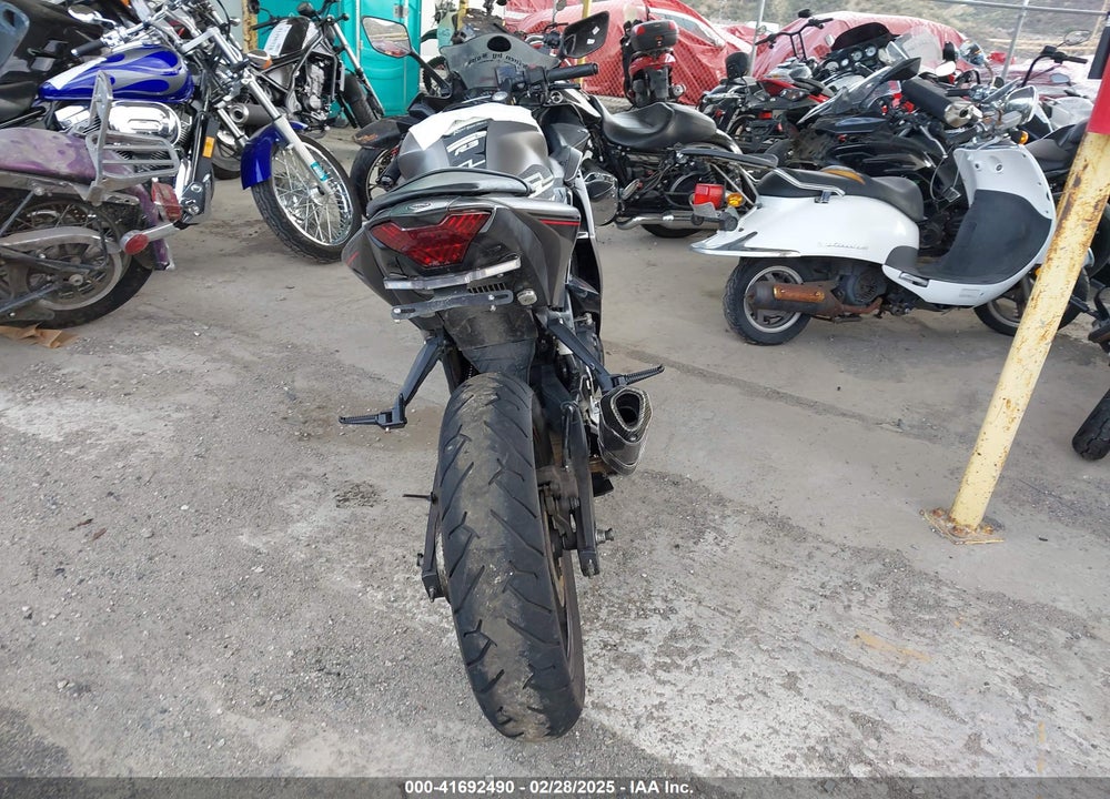2016 YAMAHA YZFR3 VIN: MH3RH06Y3GK011250