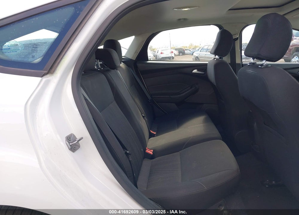 2016 FORD FOCUS VIN: 1FADP3K20GL264220