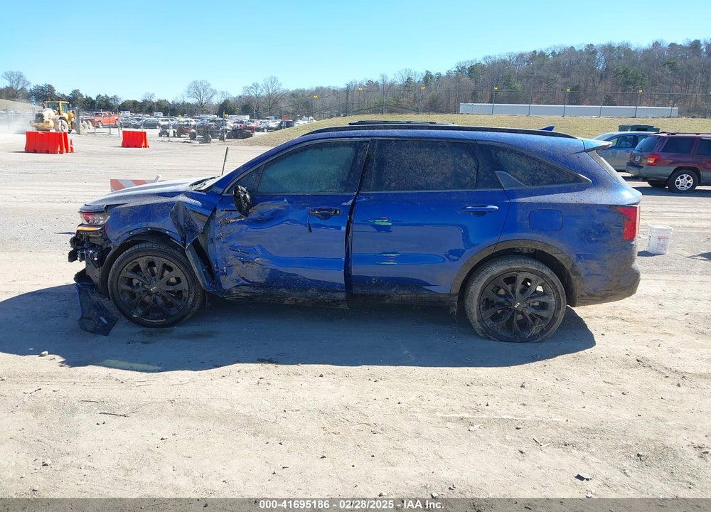 2021 KIA SORENTO VIN: 5XYRK4LF1MG030570