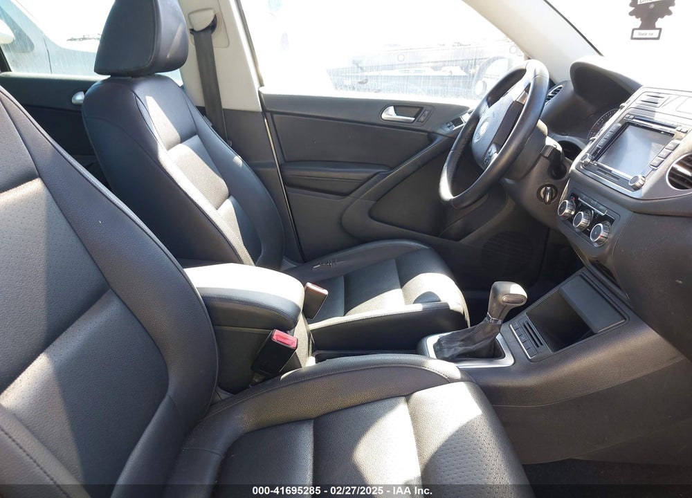 2010 VOLKSWAGEN TIGUAN VIN: WVGAV7AX2AW513545