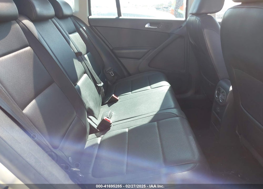 2010 VOLKSWAGEN TIGUAN VIN: WVGAV7AX2AW513545