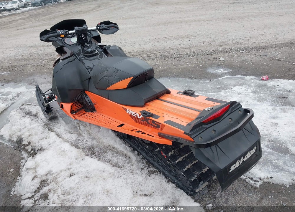 2015 SKI DOO RENEGADE X 850 VIN: 2BPSUWFE9FV000152
