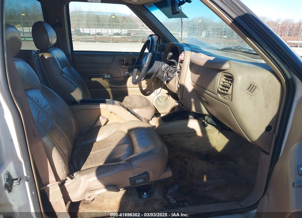 2001 CHEVROLET BLAZER VIN: 1GNDT13W012147527