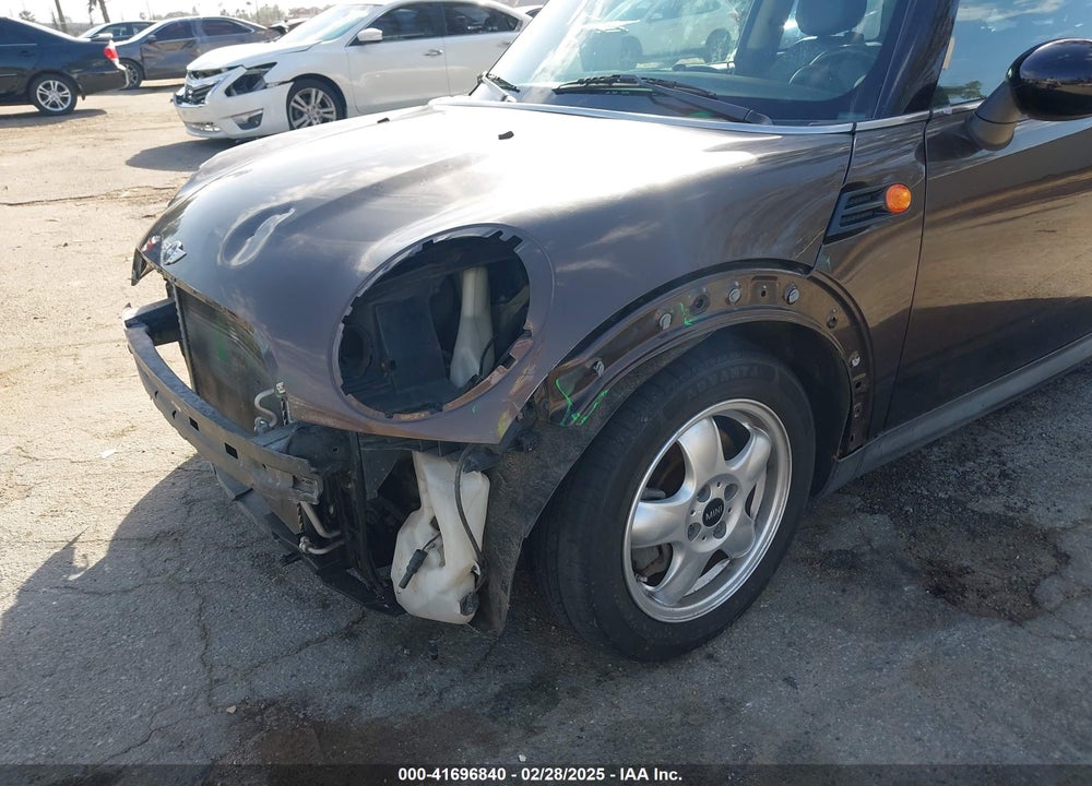 2011 MINI COOPER VIN: WMWSU3C50BT098645