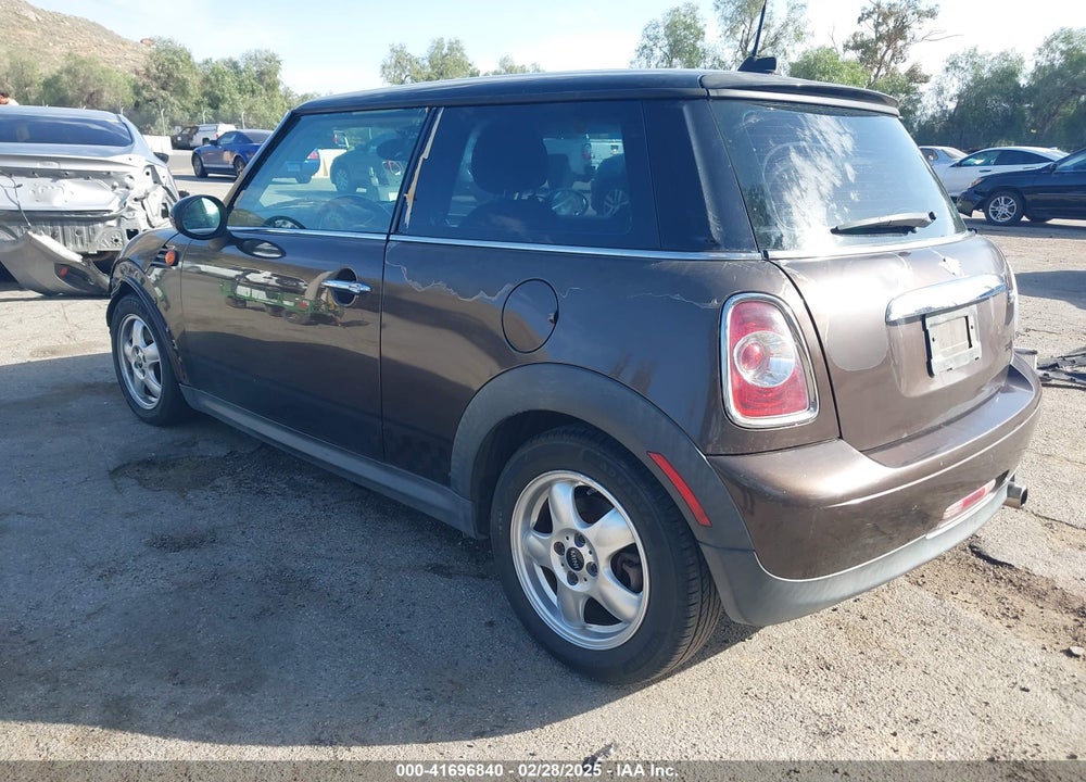 2011 MINI COOPER VIN: WMWSU3C50BT098645