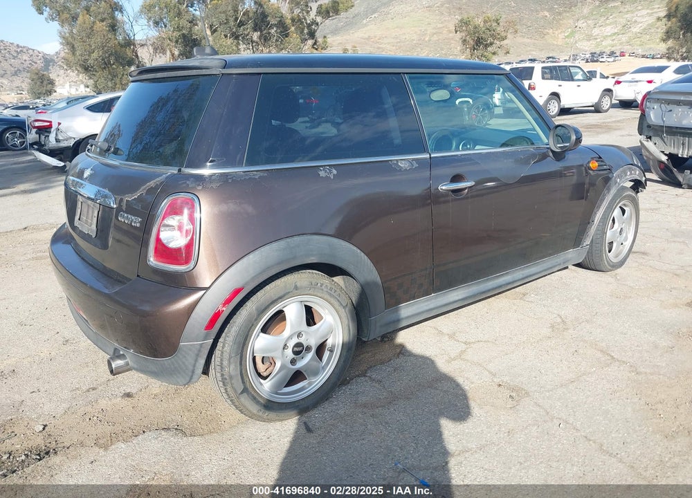 2011 MINI COOPER VIN: WMWSU3C50BT098645