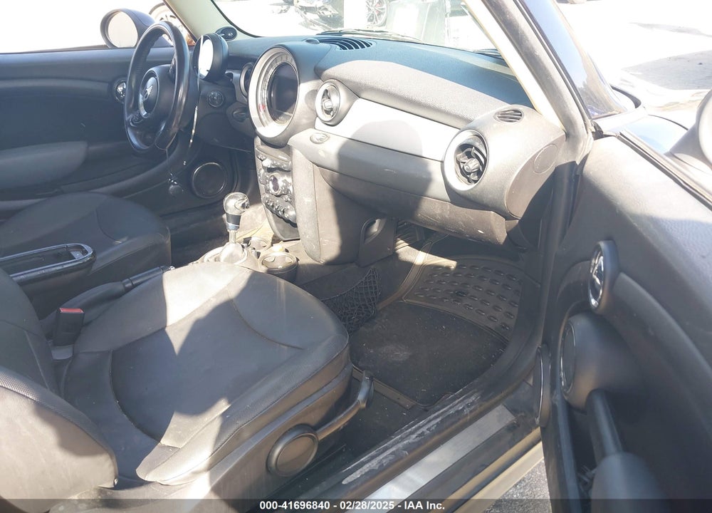 2011 MINI COOPER VIN: WMWSU3C50BT098645