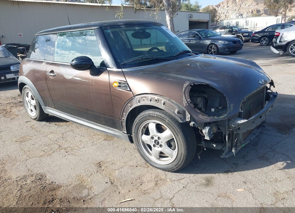 2011 MINI COOPER VIN: WMWSU3C50BT098645
