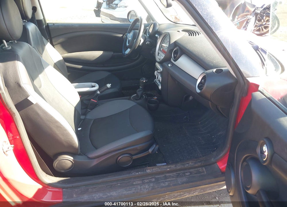 2009 MINI COOPER VIN: WMWMF33539TT68397