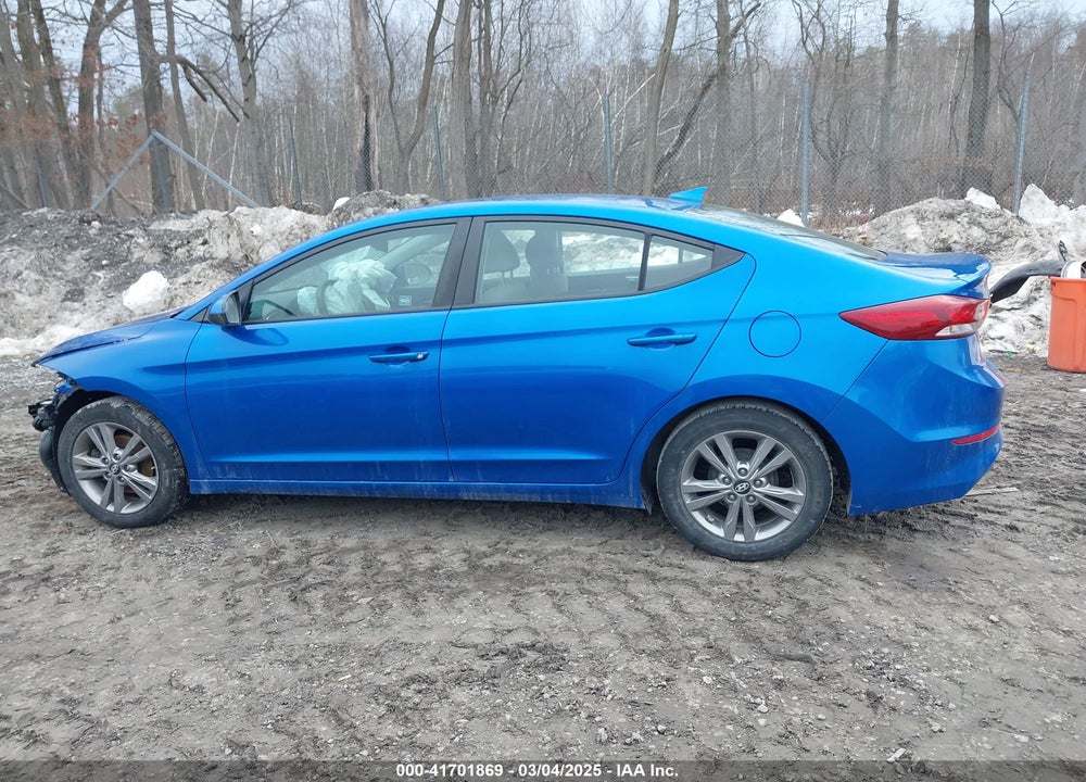 2017 HYUNDAI ELANTRA VIN: KMHD84LF3HU405917