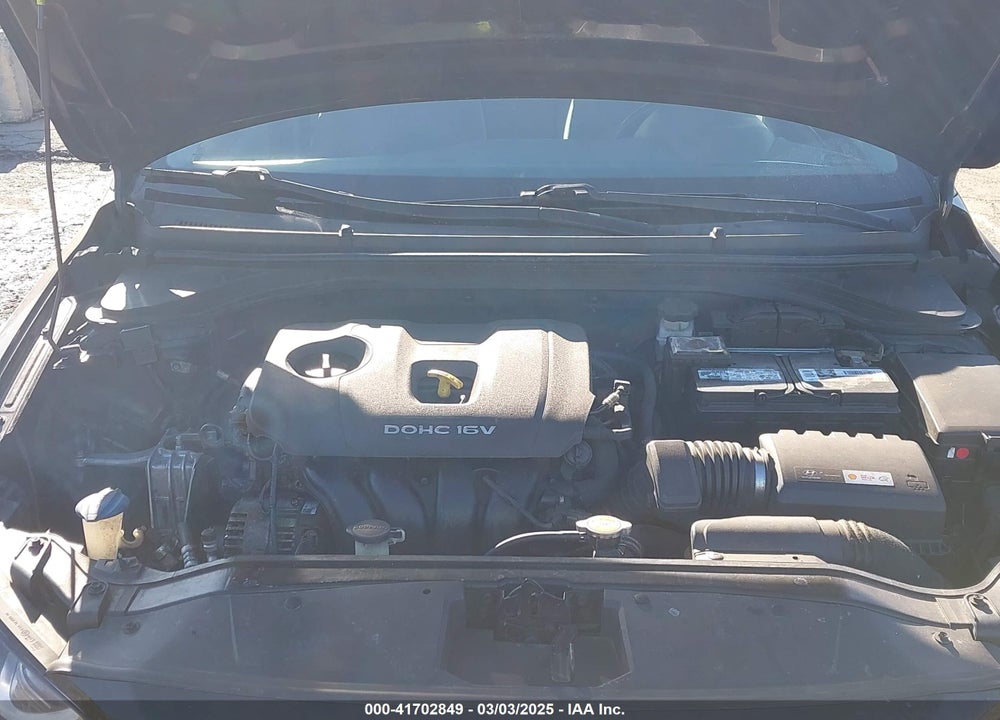 2017 HYUNDAI ELANTRA VIN: 5NPD74LF5HH171393