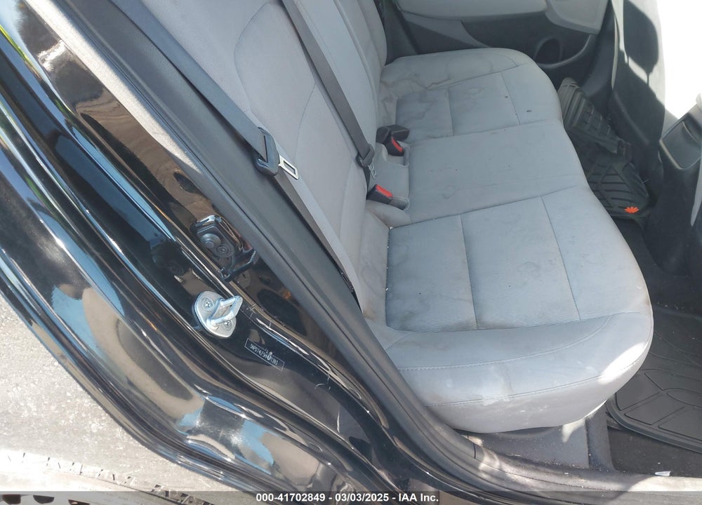2017 HYUNDAI ELANTRA VIN: 5NPD74LF5HH171393