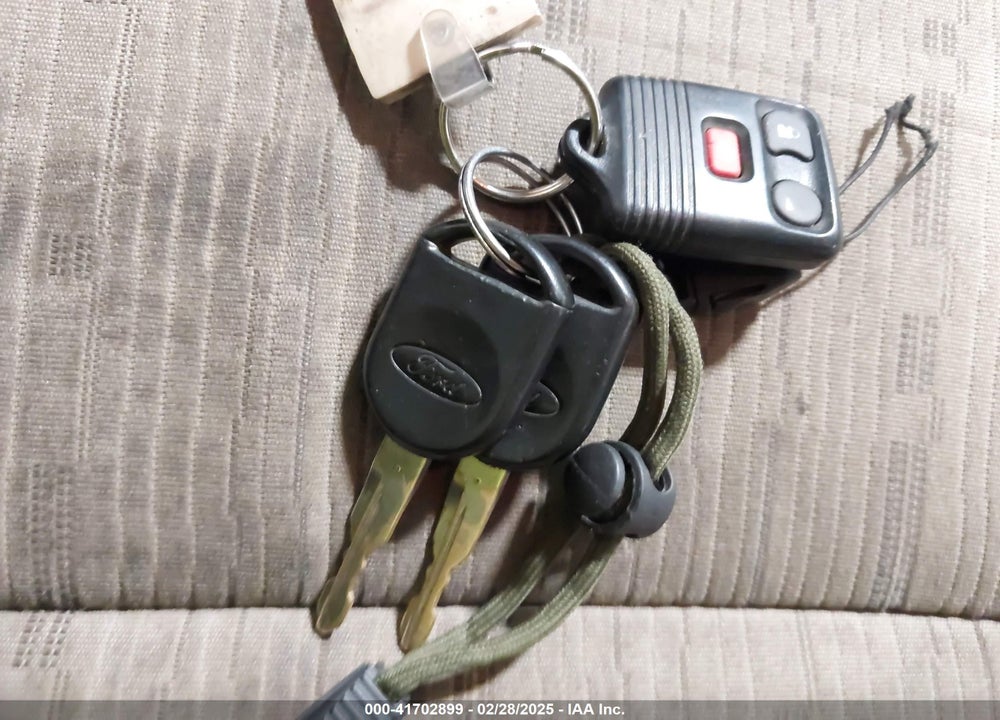 2010 FORD FOCUS SE VIN: 1FAHP3FN8AW225211