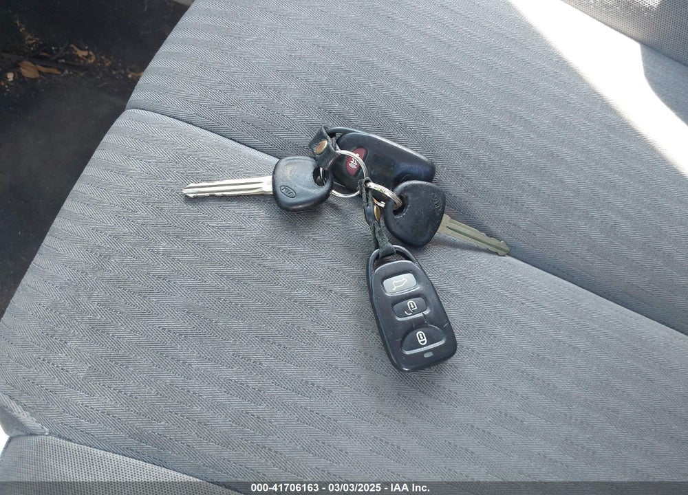 2007 KIA RONDO LX V6 VIN: KNAFG526477112626
