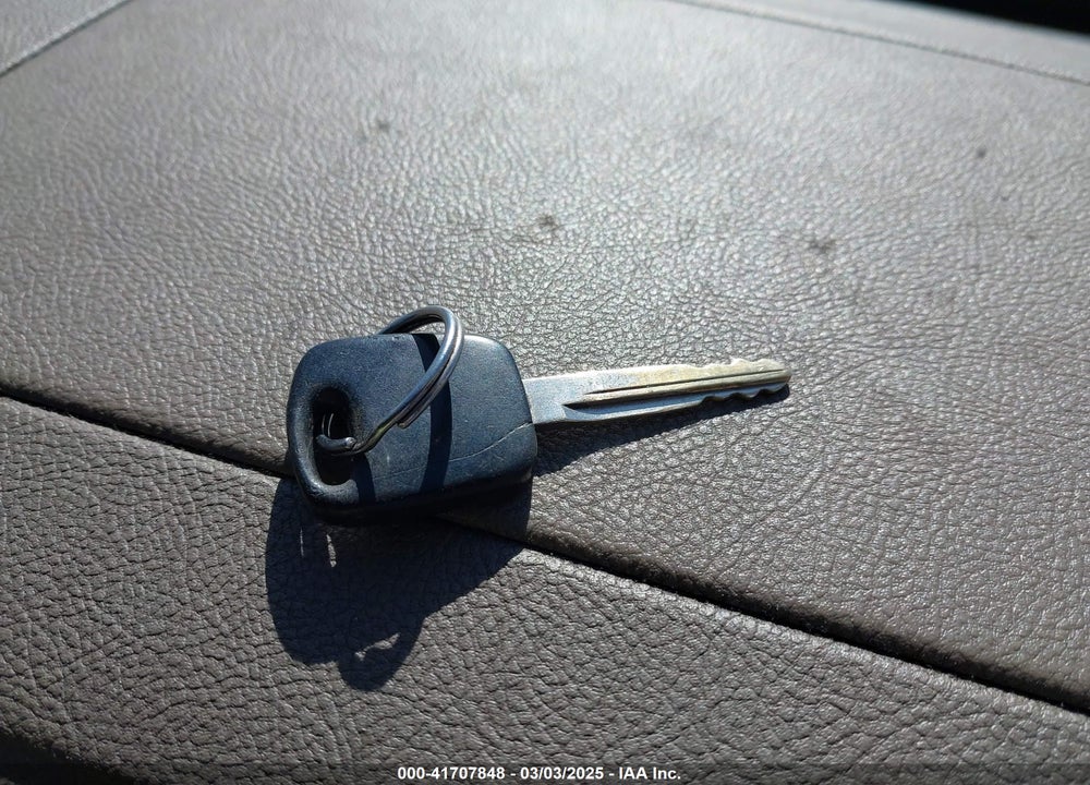 2005 FORD FOCUS ZX4 VIN: 1FAFP34N85W266566