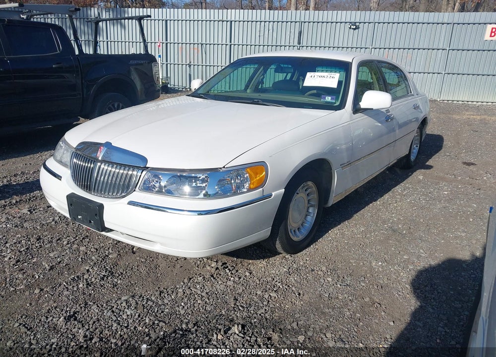 2000 LINCOLN TOWN CAR EXECUTIVE VIN: 1LNHM81W9YY899278