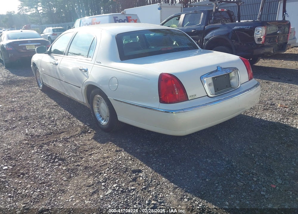 2000 LINCOLN TOWN CAR EXECUTIVE VIN: 1LNHM81W9YY899278