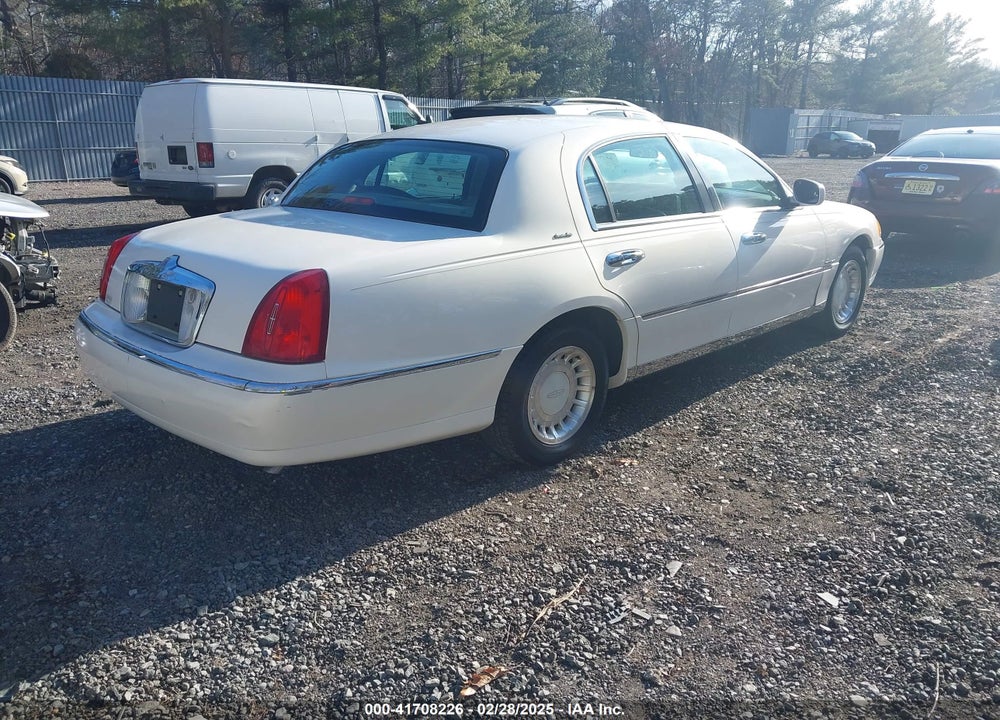 2000 LINCOLN TOWN CAR EXECUTIVE VIN: 1LNHM81W9YY899278