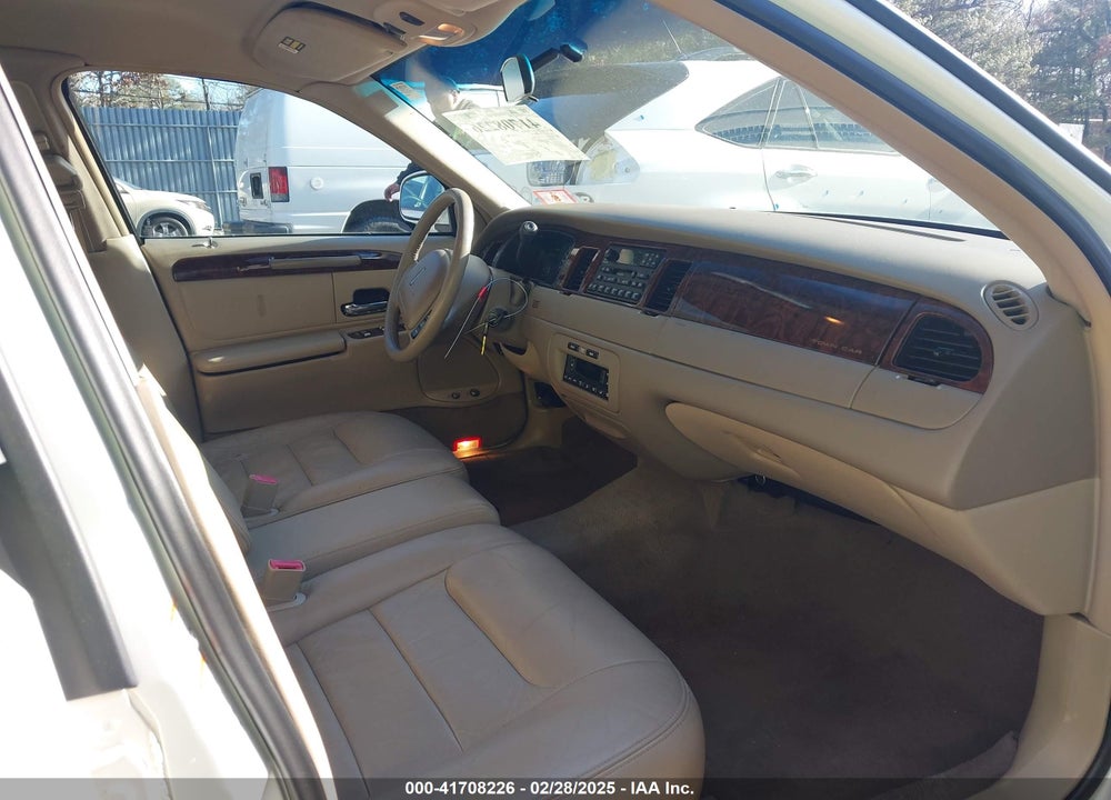 2000 LINCOLN TOWN CAR EXECUTIVE VIN: 1LNHM81W9YY899278