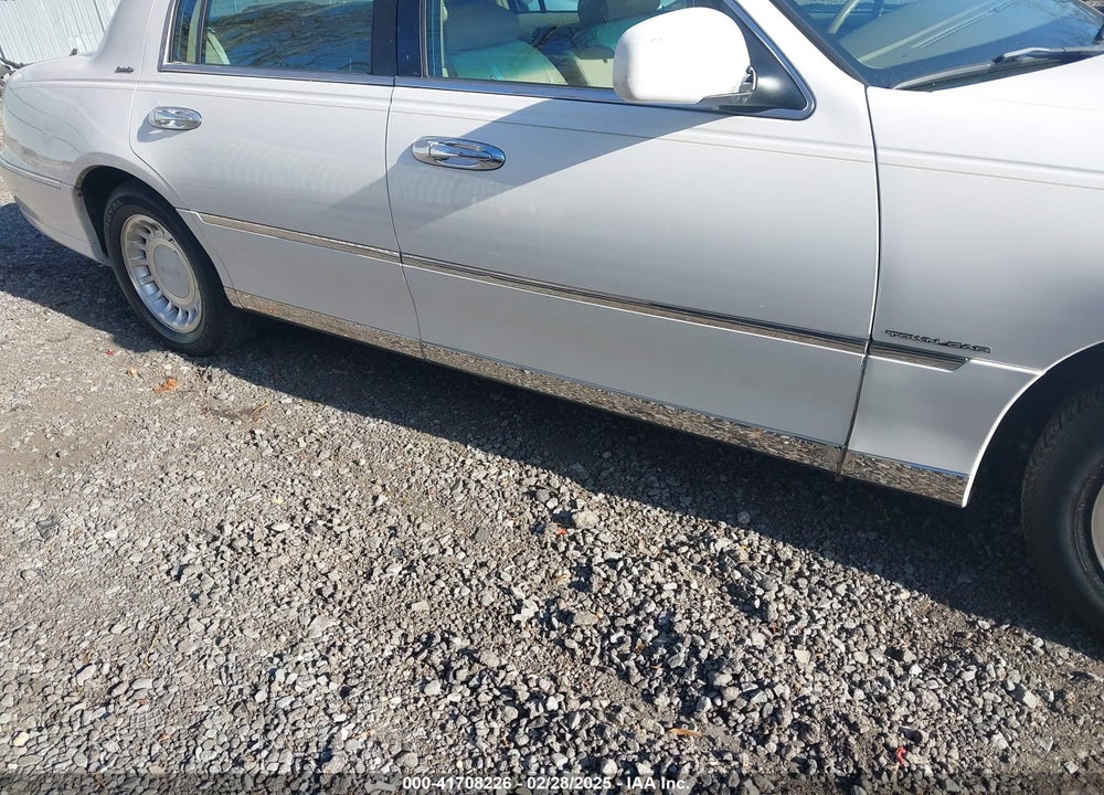 2000 LINCOLN TOWN CAR EXECUTIVE VIN: 1LNHM81W9YY899278