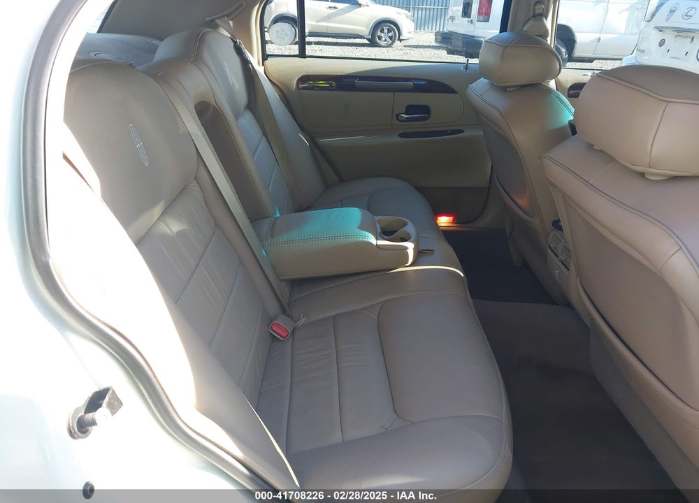 2000 LINCOLN TOWN CAR EXECUTIVE VIN: 1LNHM81W9YY899278