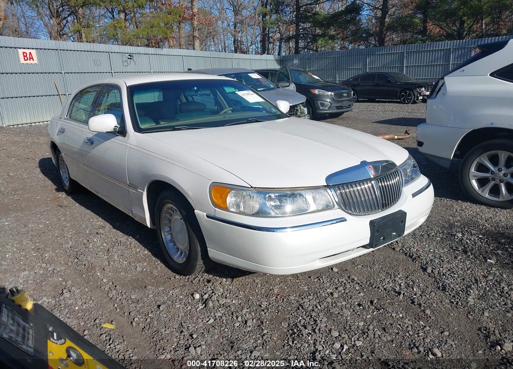 2000 LINCOLN TOWN CAR EXECUTIVE VIN: 1LNHM81W9YY899278