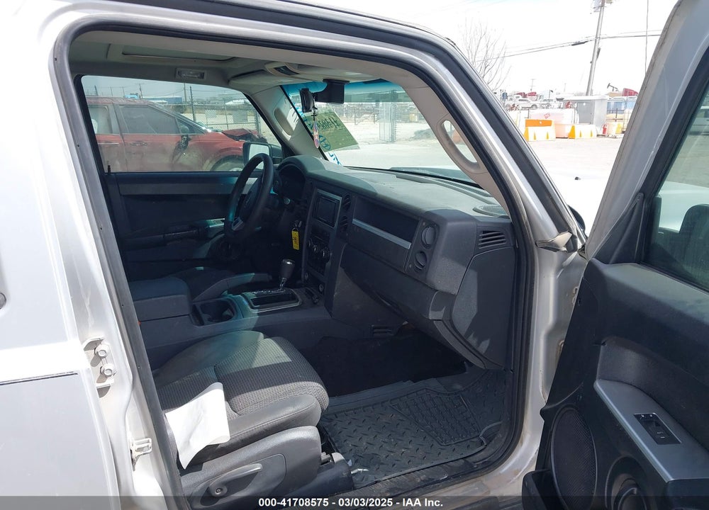 2008 JEEP COMMANDER VIN: 1J8HH48K48C152973